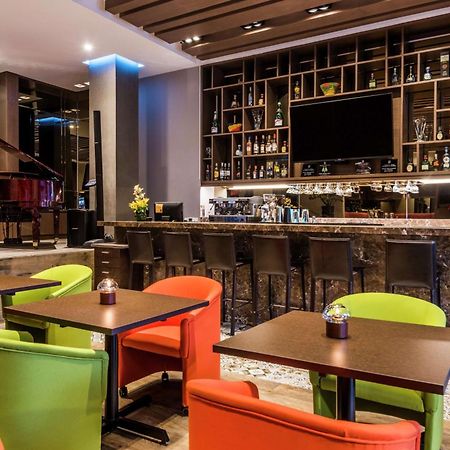 Embassy Suites By Hilton Bogota - Rosales Luaran gambar The bar at the hotel