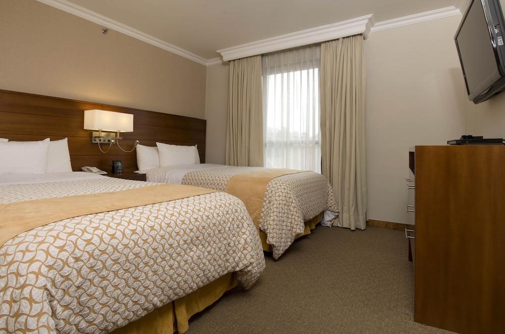 Embassy Suites By Hilton Bogota - Rosales Luaran gambar A typical bedroom at the hotel