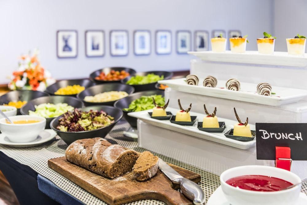 Embassy Suites By Hilton Bogota - Rosales Luaran gambar A buffet at a hotel