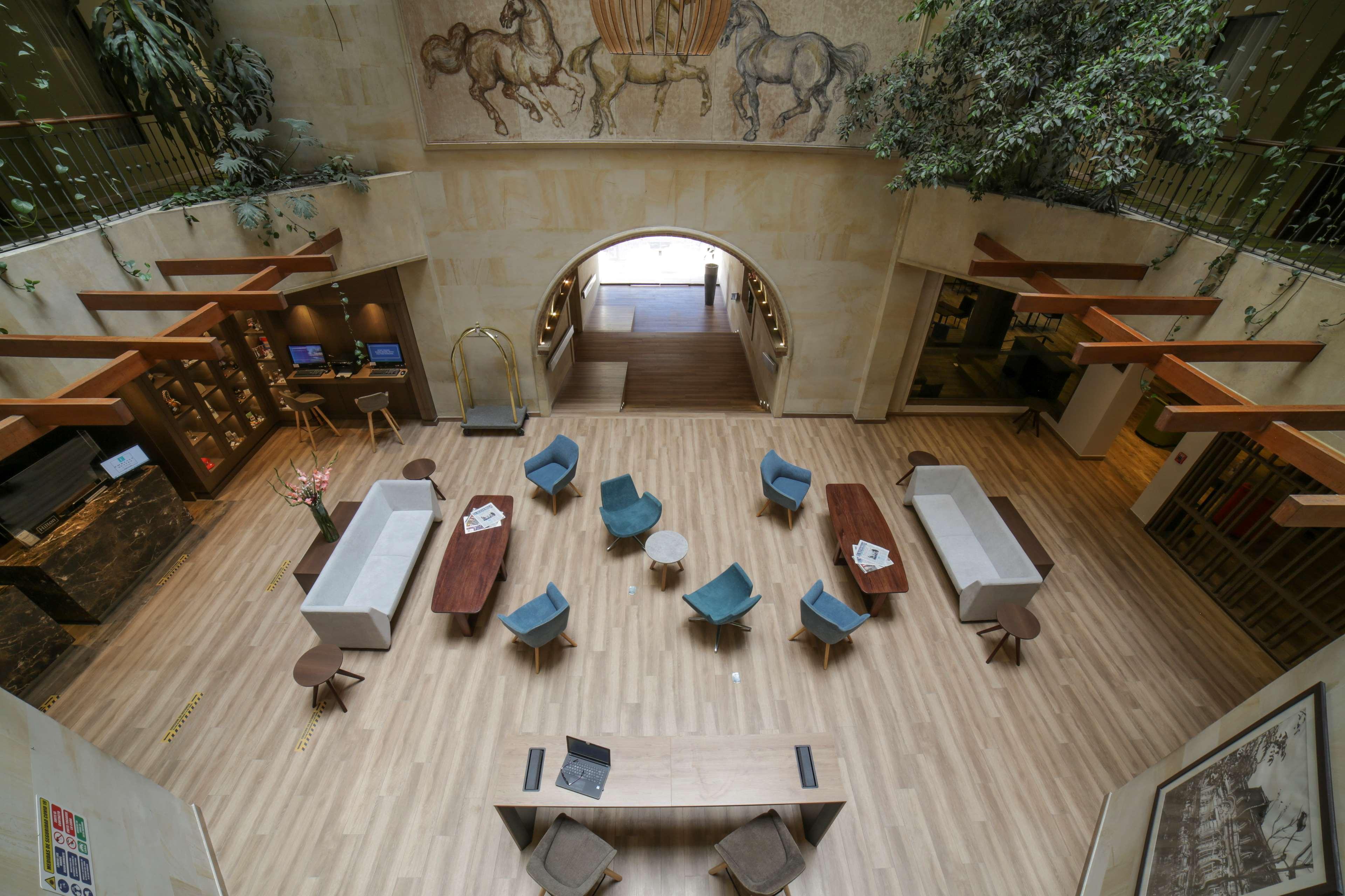 Embassy Suites By Hilton Bogota - Rosales Luaran gambar The library