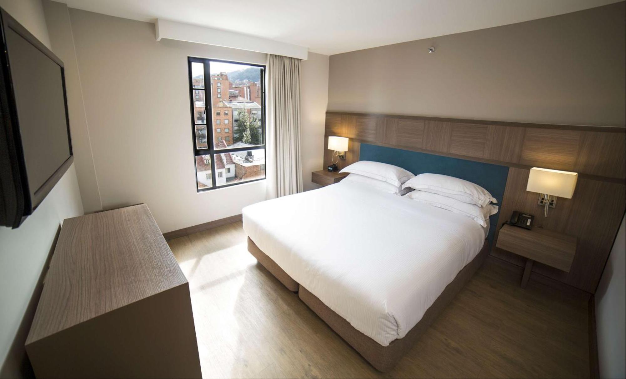 Embassy Suites By Hilton Bogota - Rosales Luaran gambar A bedroom at the hotel