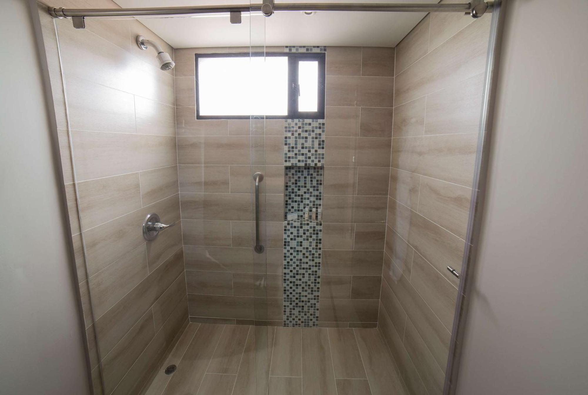 Embassy Suites By Hilton Bogota - Rosales Luaran gambar A shower with a fixed shower head