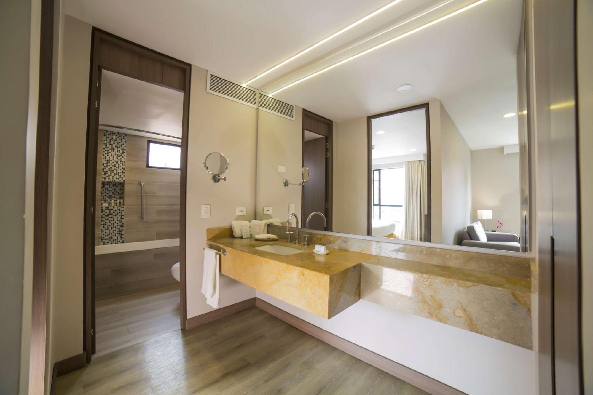 Embassy Suites By Hilton Bogota - Rosales Luaran gambar Bathroom