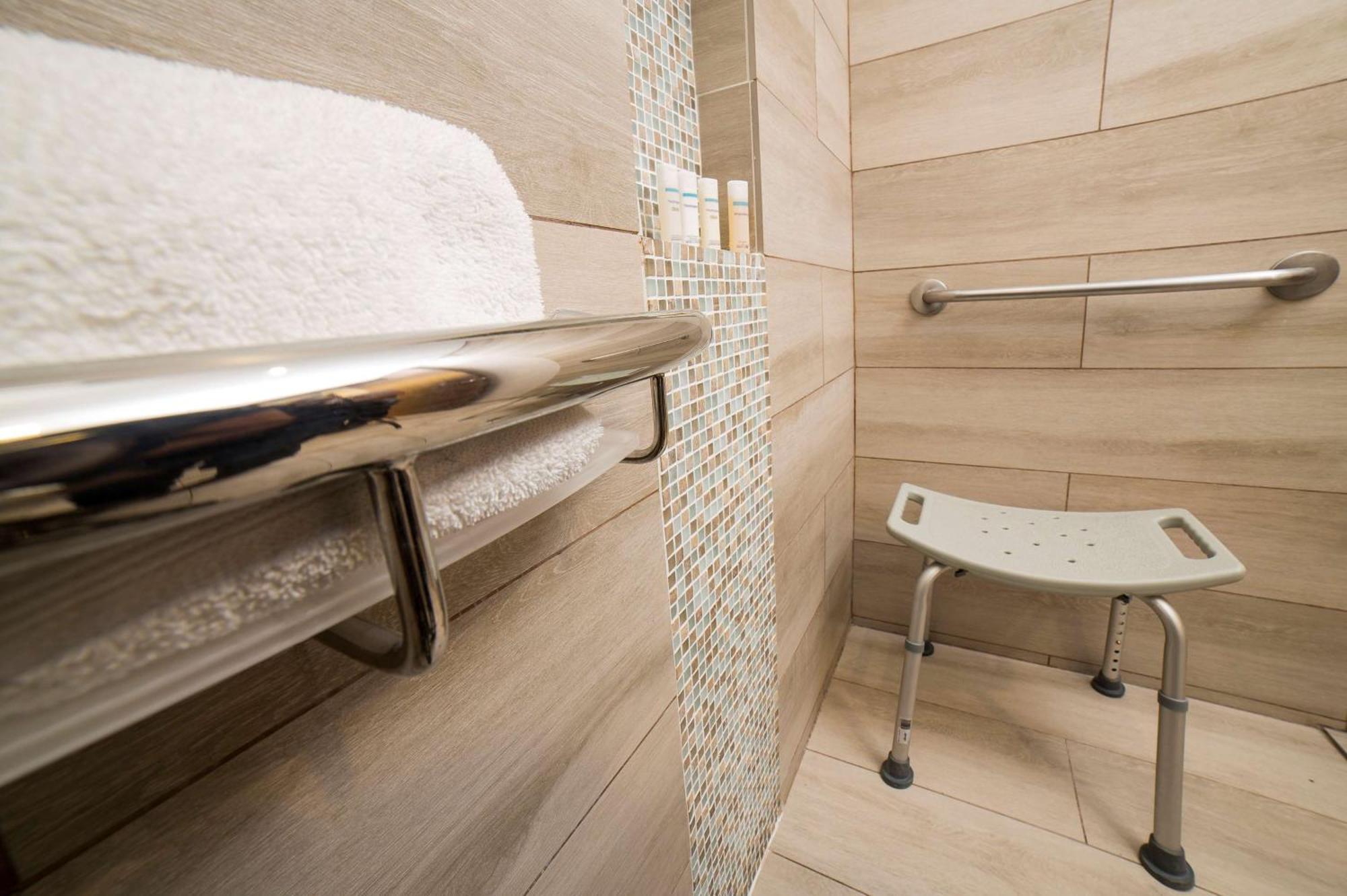 Embassy Suites By Hilton Bogota - Rosales Luaran gambar A shower seat