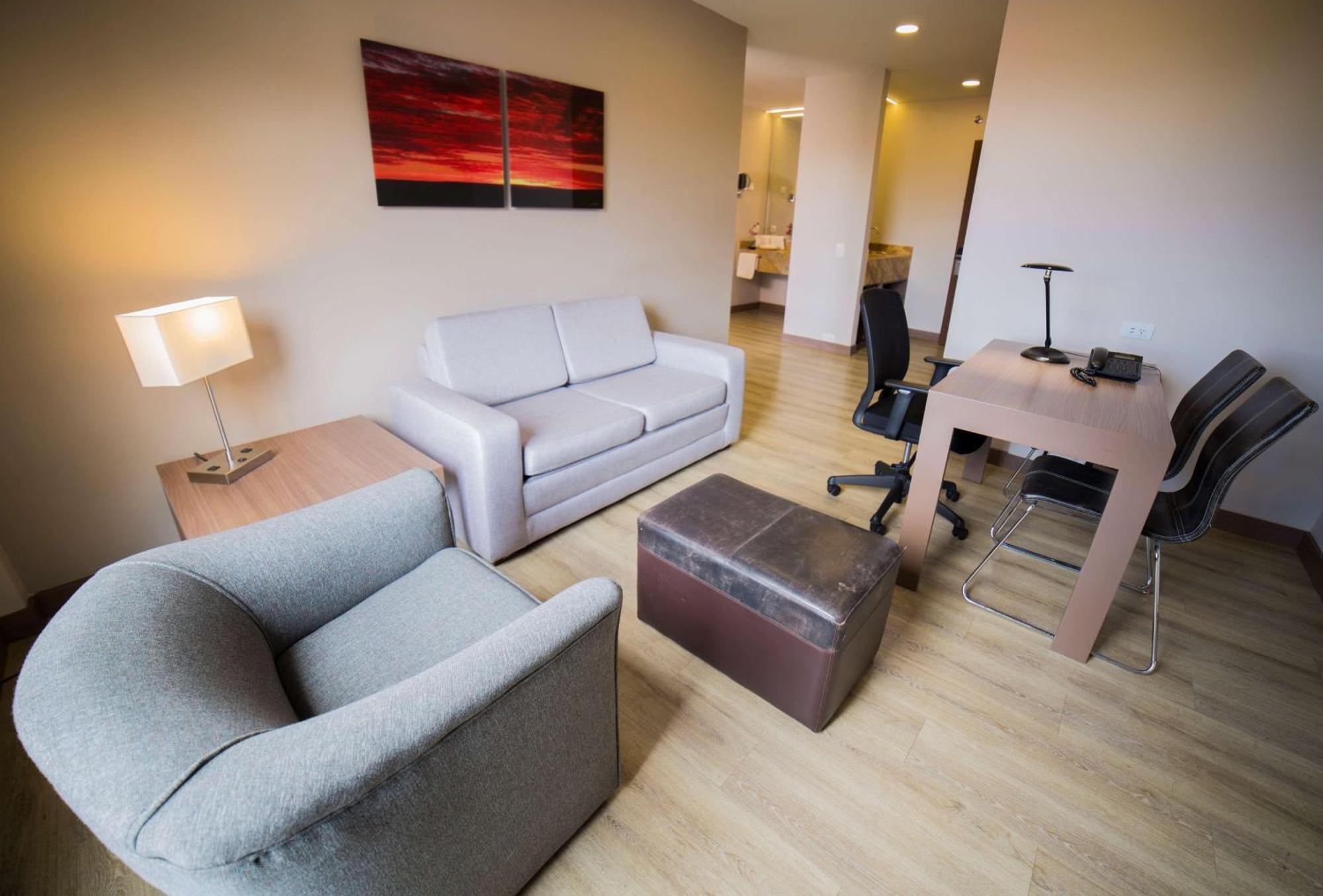 Embassy Suites By Hilton Bogota - Rosales Luaran gambar A typical apartment at the residence