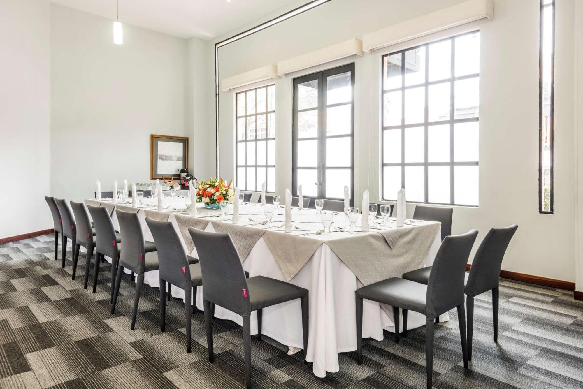 Embassy Suites By Hilton Bogota - Rosales Luaran gambar The Boardroom at the Hotel