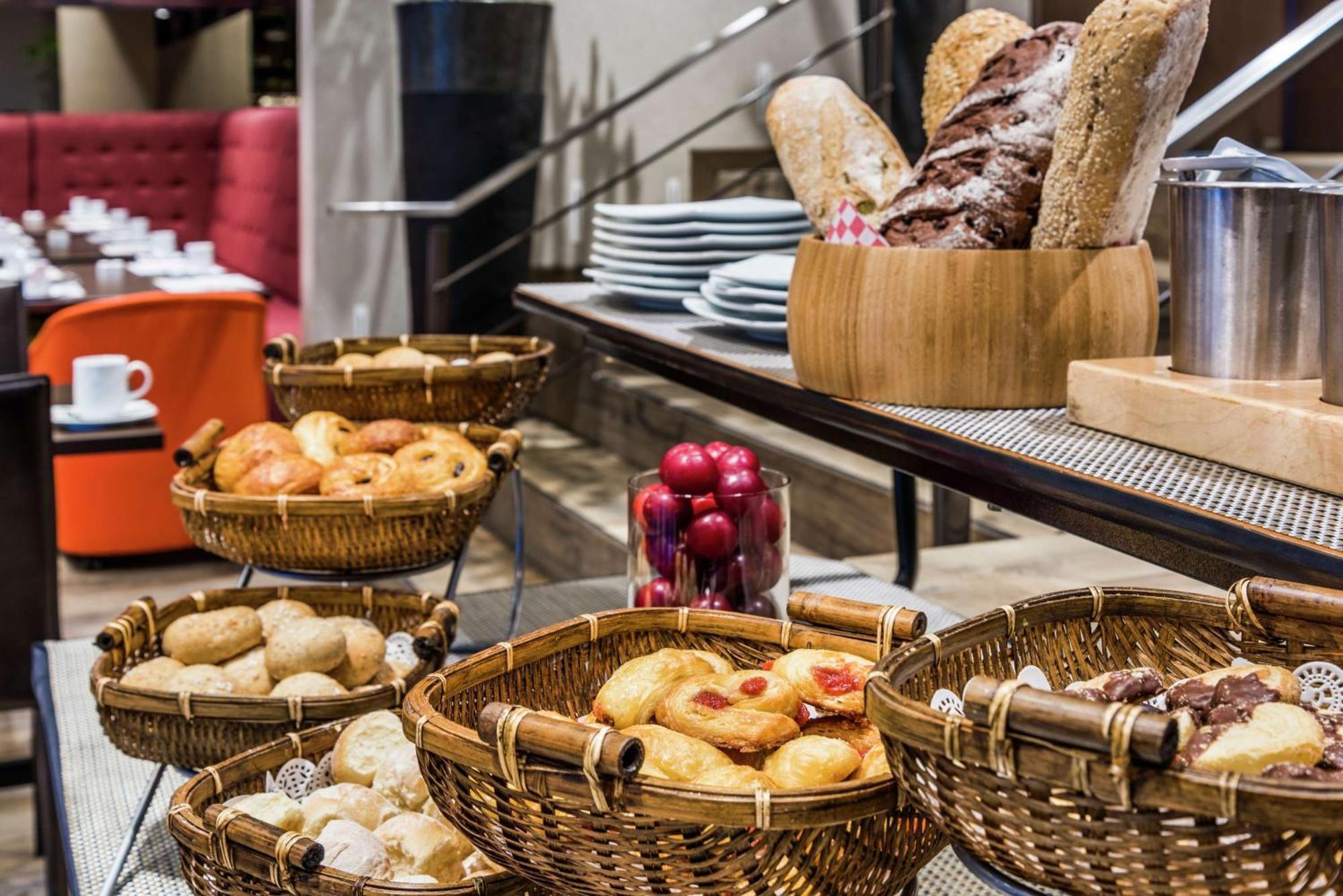 Embassy Suites By Hilton Bogota - Rosales Luaran gambar Breads and pastries at a buffet