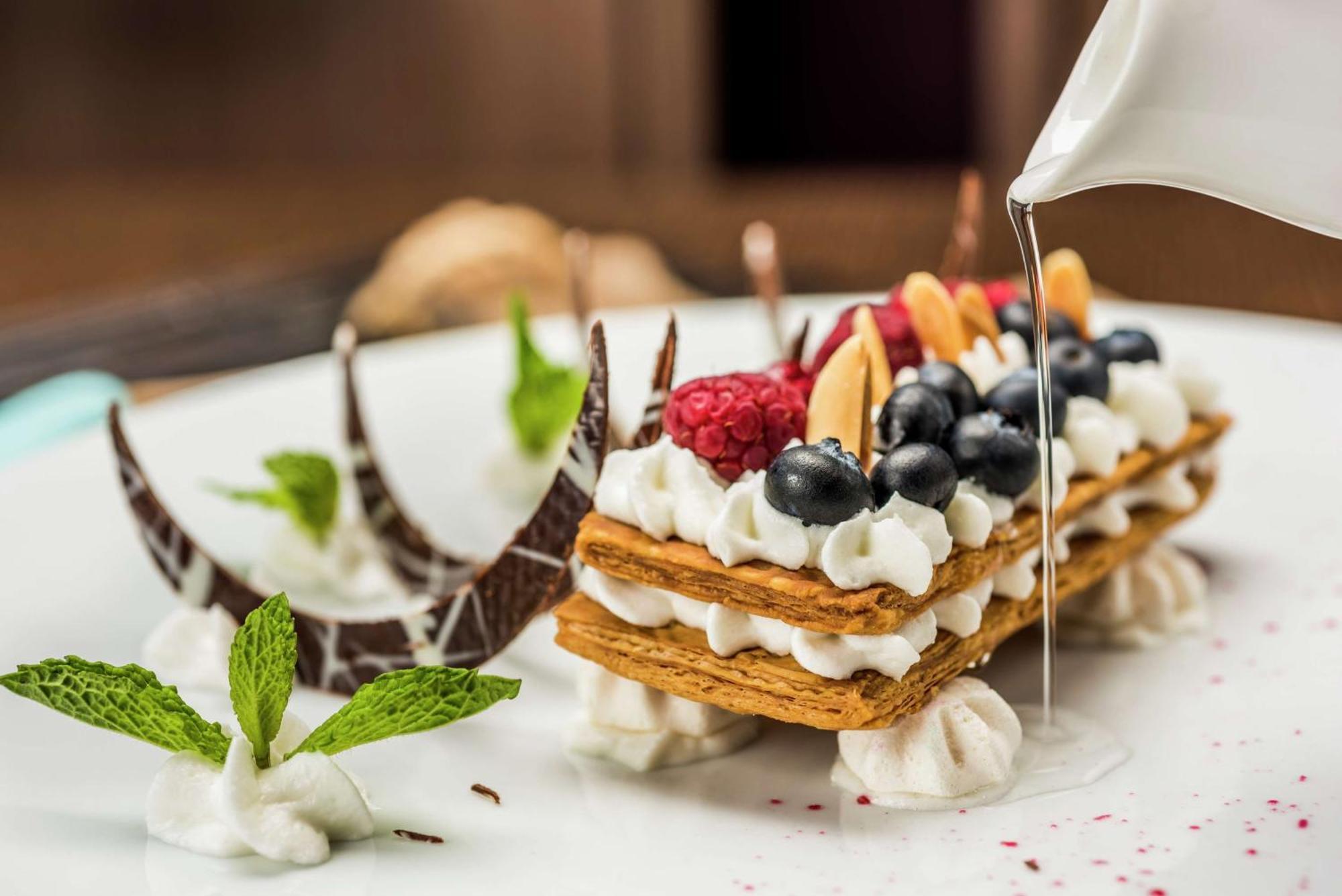 Embassy Suites By Hilton Bogota - Rosales Luaran gambar A dessert being drizzled with cream