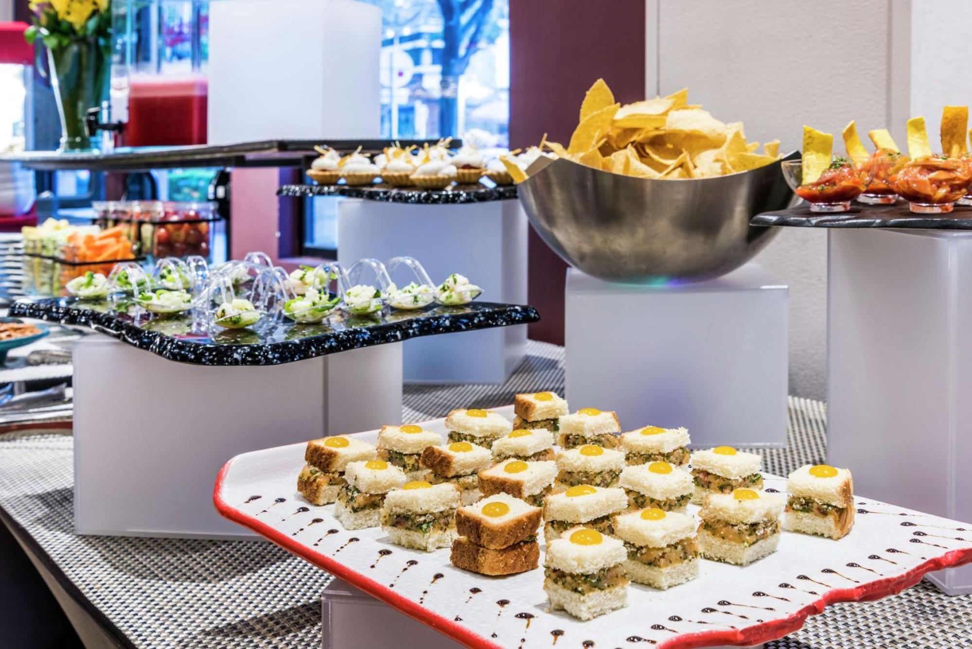 Embassy Suites By Hilton Bogota - Rosales Luaran gambar A buffet