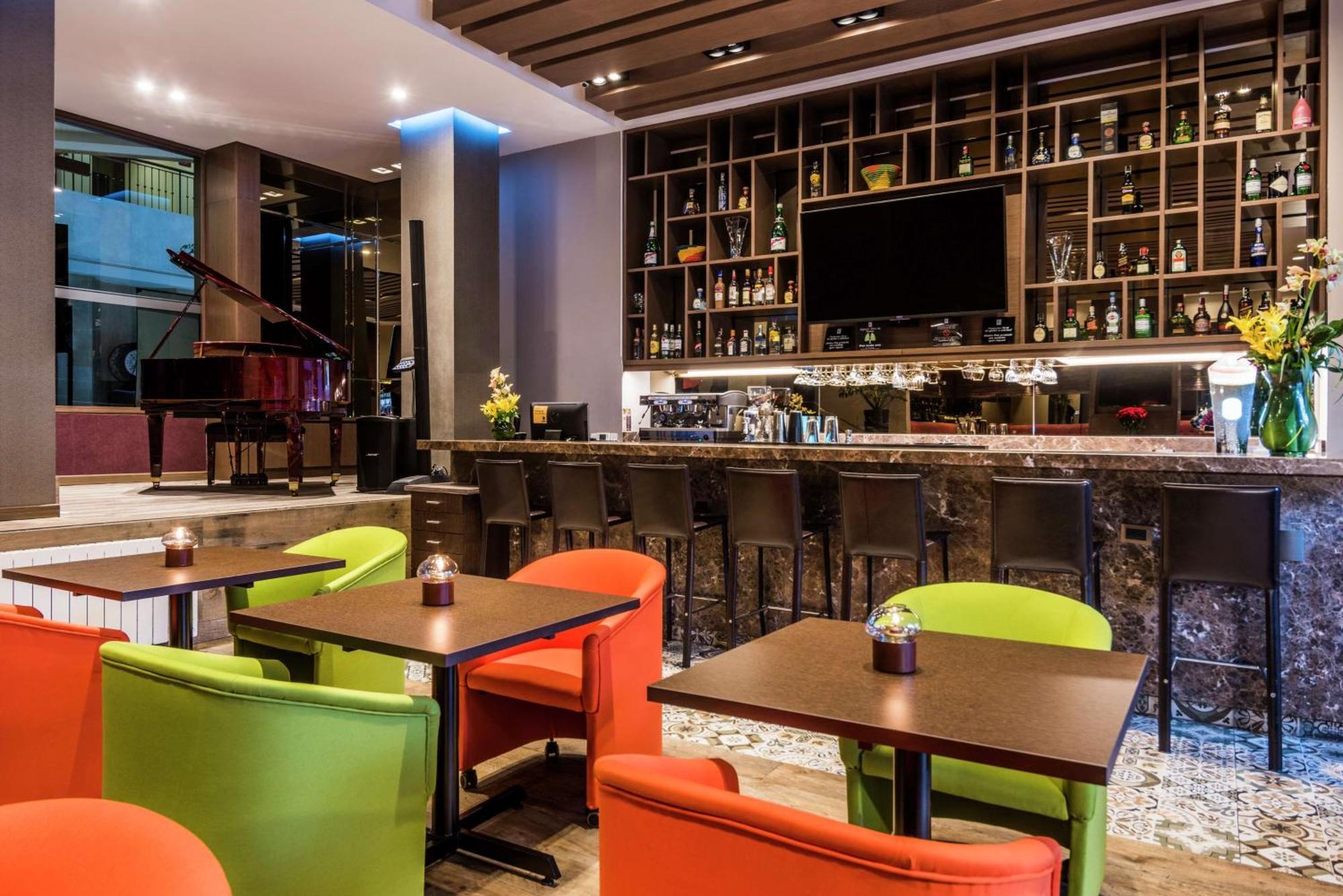 Embassy Suites By Hilton Bogota - Rosales Luaran gambar The bar at the hotel