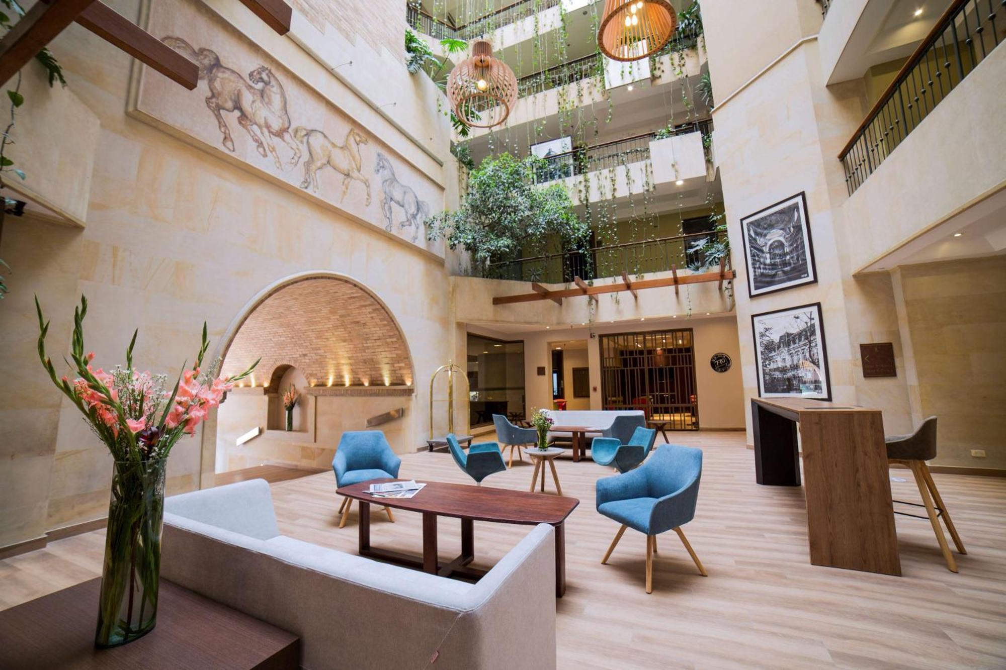 Embassy Suites By Hilton Bogota - Rosales Luaran gambar The hotel's lobby