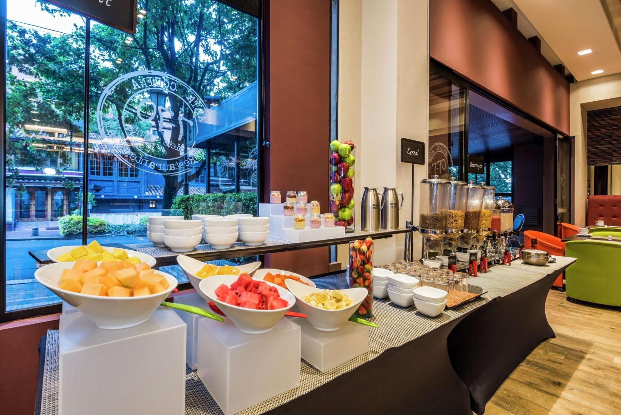 Embassy Suites By Hilton Bogota - Rosales Luaran gambar Breakfast at the hotel