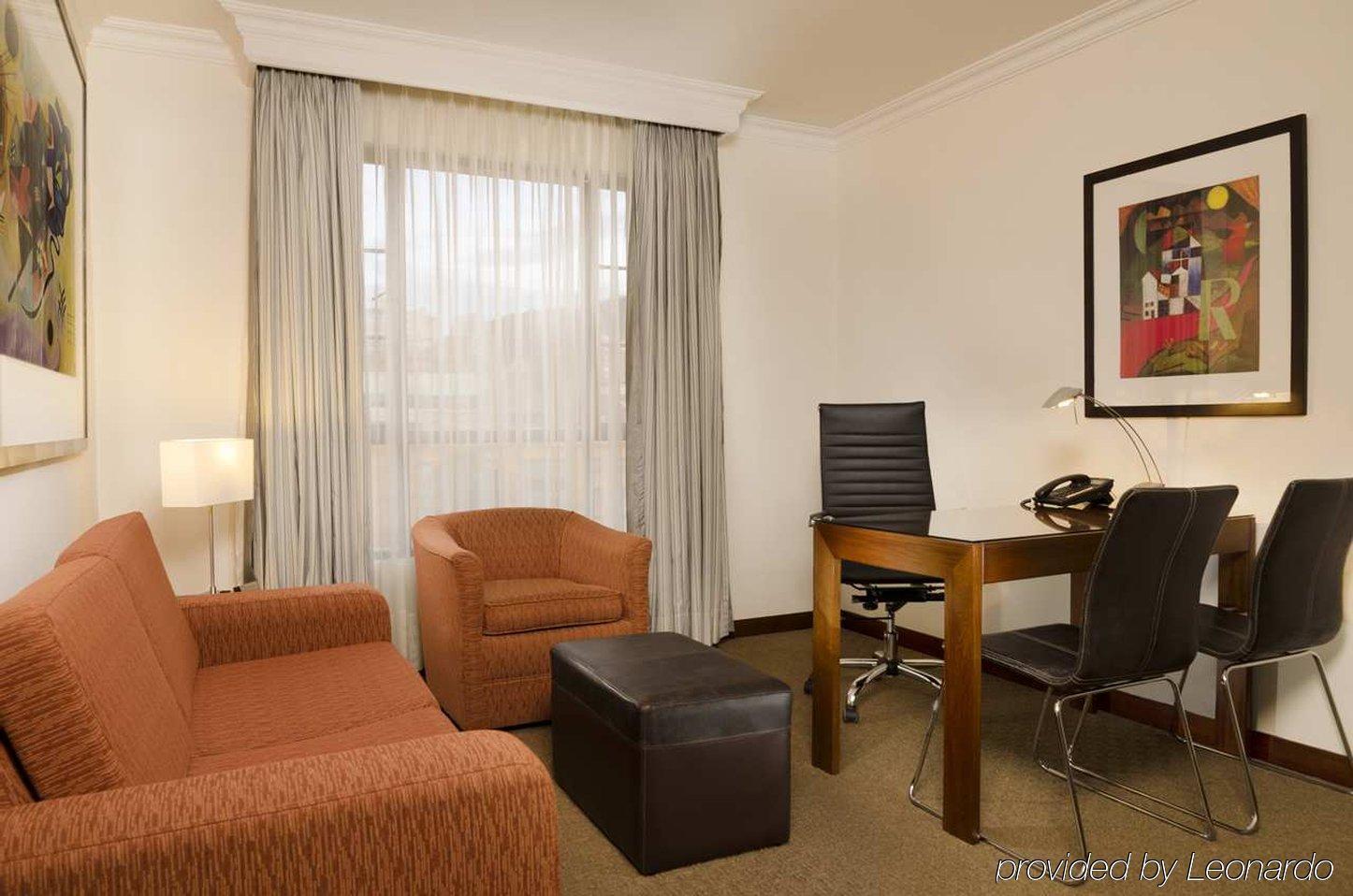 Embassy Suites By Hilton Bogota - Rosales Luaran gambar A typical hotel room