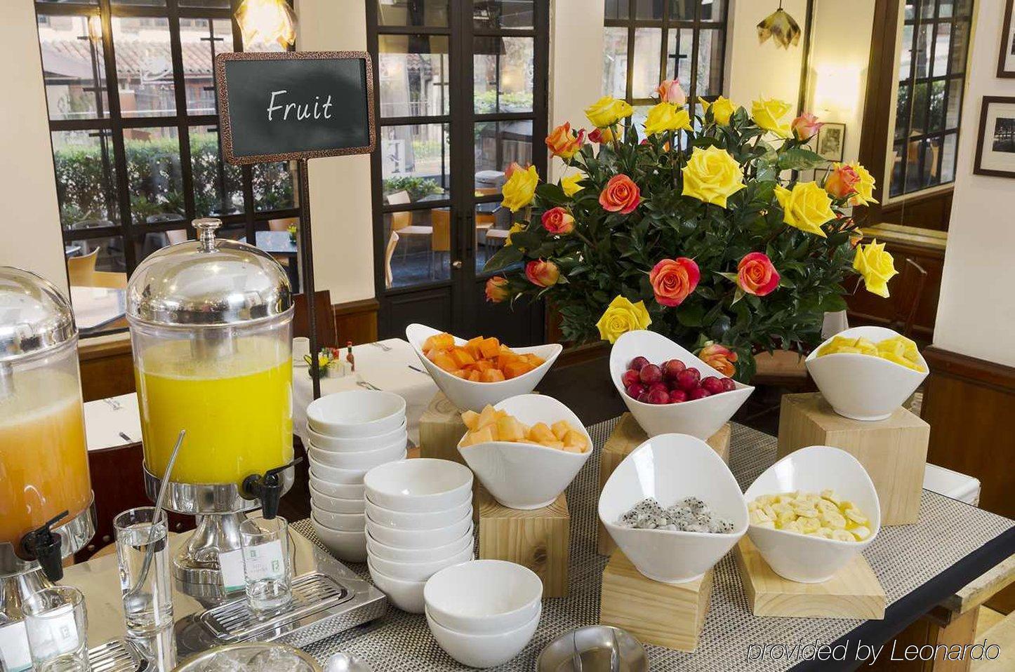 Embassy Suites By Hilton Bogota - Rosales Luaran gambar Fruit and juice at a buffet