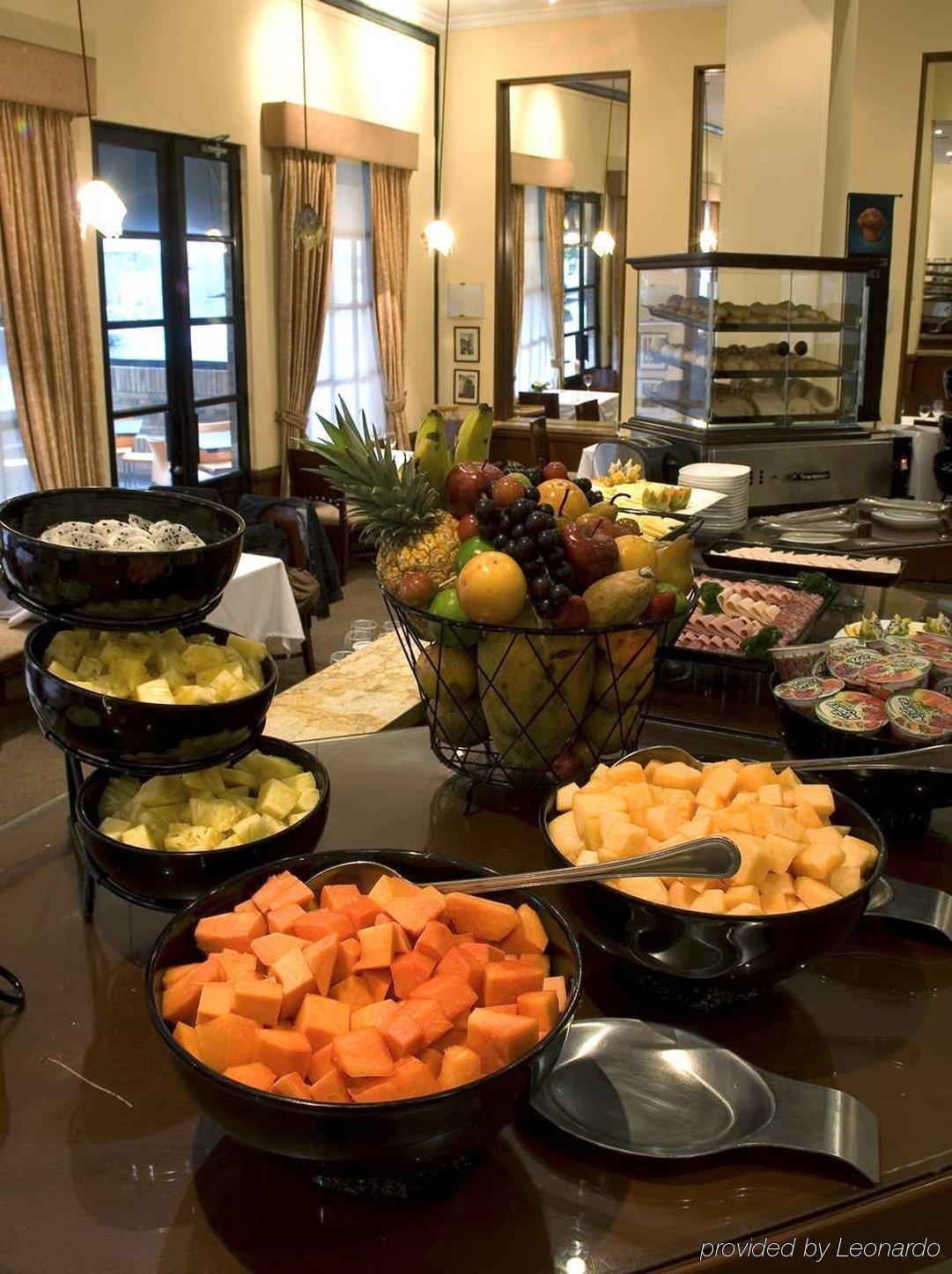 Embassy Suites By Hilton Bogota - Rosales Restoran gambar A fruit salad buffet