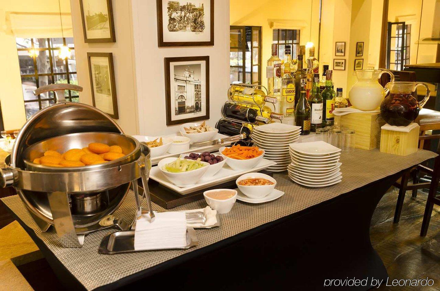 Embassy Suites By Hilton Bogota - Rosales Luaran gambar A buffet at a hotel