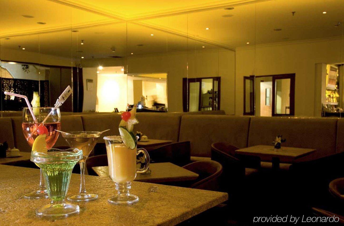 Embassy Suites By Hilton Bogota - Rosales Restoran gambar The lounge at the airport