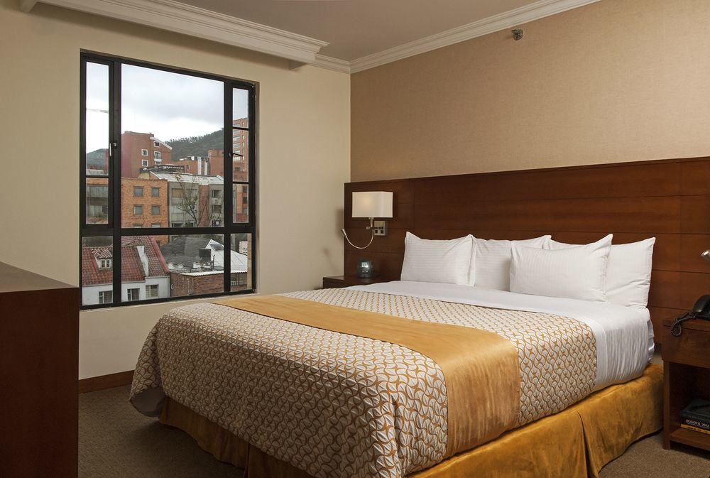 Embassy Suites By Hilton Bogota - Rosales Luaran gambar A bedroom at the hotel